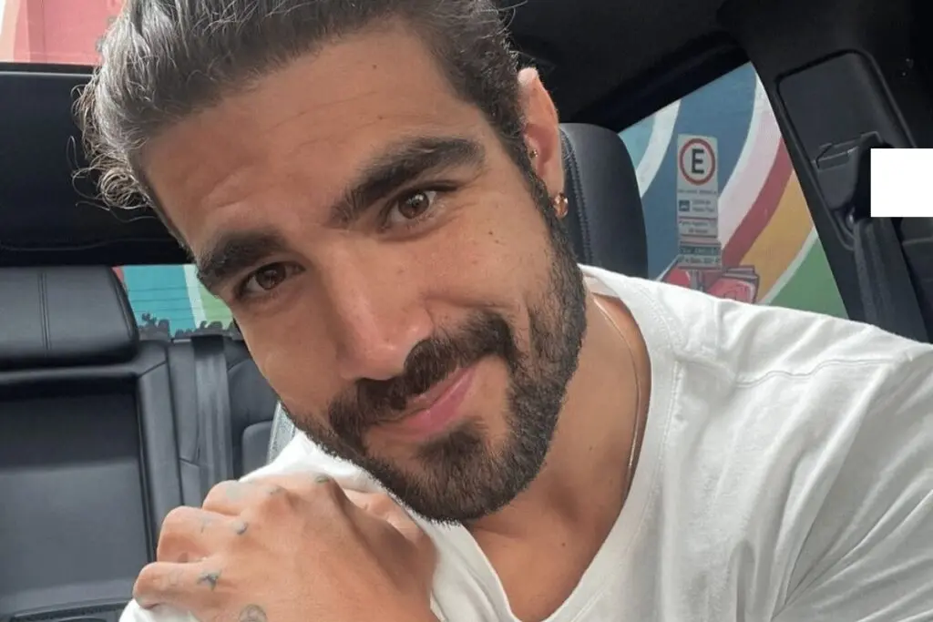 Caio Castro é processado em R$ 10 mil por atendente de loja