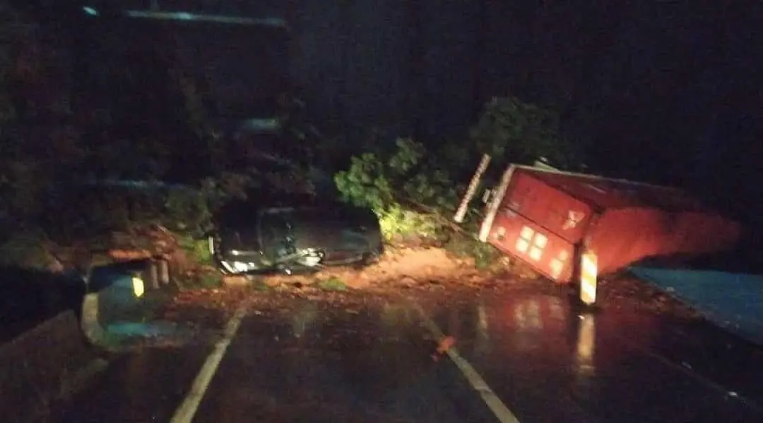 Carro do prefeito de Guaratuba é atingido por deslizamento em rodovia do Paraná