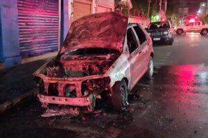 Carro pega fogo na Rua 13 de Maio, no Centro de Limeira