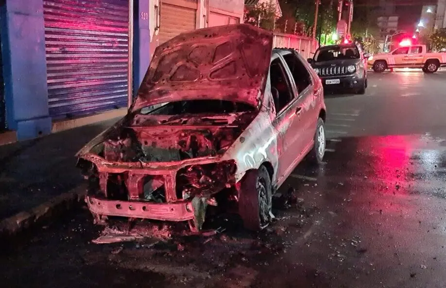Carro pega fogo na Rua 13 de Maio, no Centro de Limeira