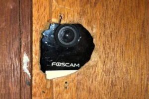 Casal acha câmera escondida em quarto alugado no RJ
