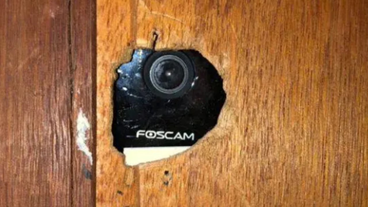 Casal acha câmera escondida em quarto alugado no RJ