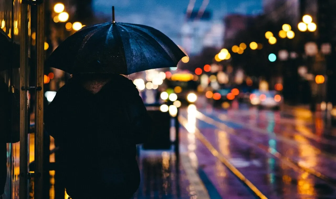 De acordo com o Climatempo, está descartada uma nova frente fria no feriado como a registrado no começo de novembro, mas a circulação de ventos na América do Sul, inclusive no Brasil, vão facilitar a formação de várias áreas de instabilidade, com muitas nuvens carregadas, com grande potencial para provocar temporais.