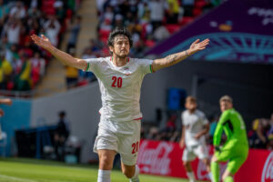 Irã domina País de Gales, vence nos acréscimos e embola grupo B da Copa