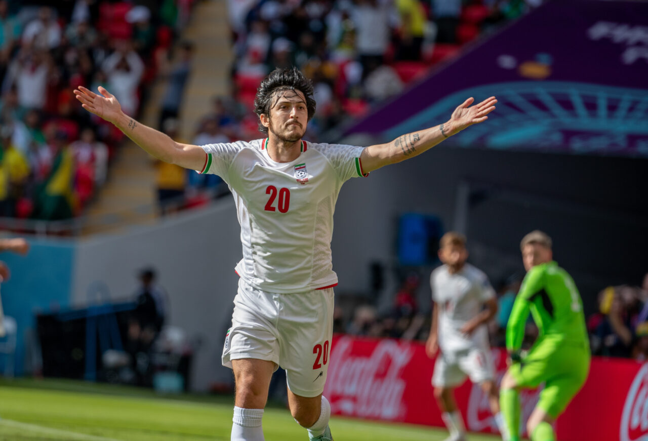 Irã domina País de Gales, vence nos acréscimos e embola grupo B da Copa