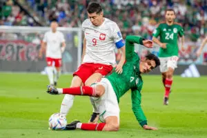 Lewandowski perde pênalti, e Polônia fica no zero com o México