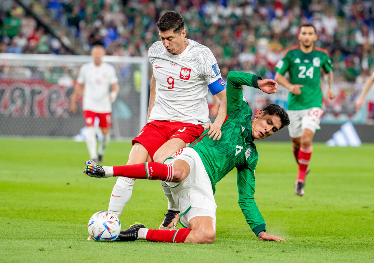 Lewandowski perde pênalti, e Polônia fica no zero com o México