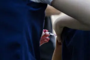 Limeira recebe doses e retoma nesta quinta (24) vacinação de maiores de 12 anos