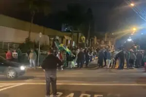 Manifestantes que estavam na Anhanguera partem