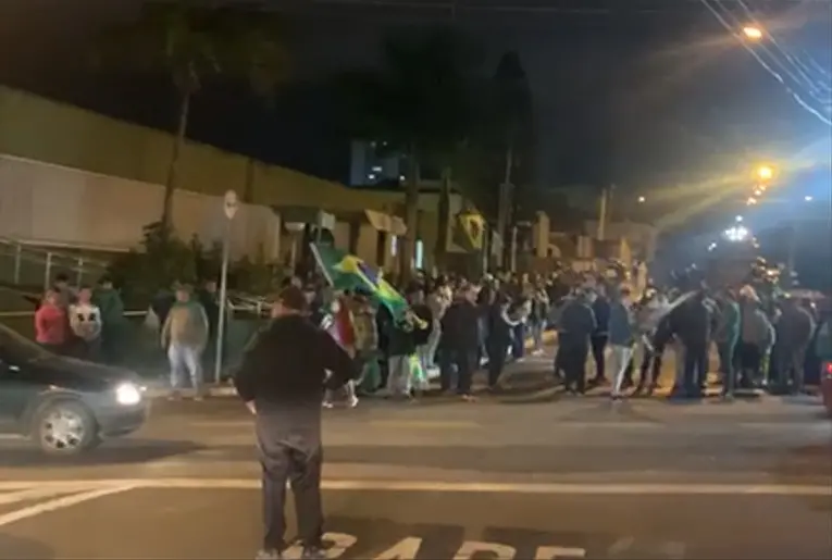 Manifestantes que estavam na Anhanguera partem