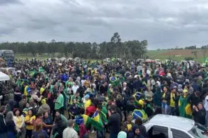 Manifestantes de Limeira lotam Anhanguera, mas liberam uma faixa de cada sentido da rodovia