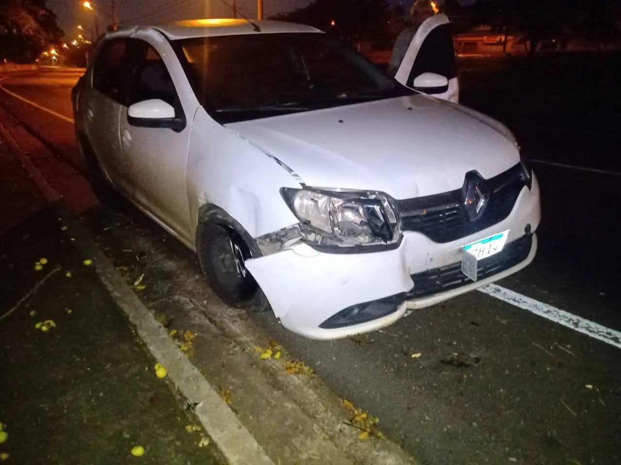 Motorita cochila ao volante e bate carro em gradis do Anel Viário