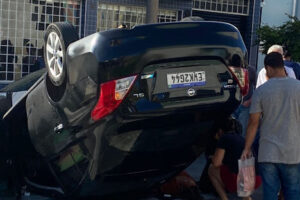 Mulher cochila e capota carro na Rua Carlos Gomes, no Centro
