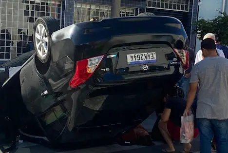 Mulher cochila e capota carro na Rua Carlos Gomes, no Centro