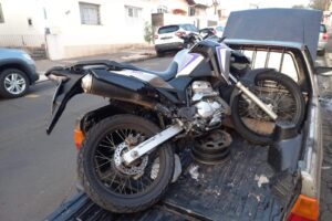 PM prende dois rapazes com moto furtada em caçamba de Saveiro