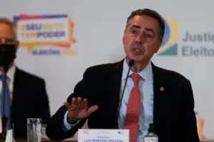 O presidente do Tribunal Superior Eleitoral, ministro Luís Roberto Barroso, participa de entrevista coletiva sobre o segundo turno das eleições municipais 2020