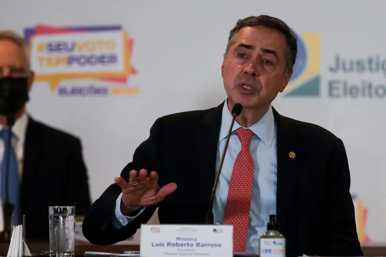 O presidente do Tribunal Superior Eleitoral, ministro Luís Roberto Barroso, participa de entrevista coletiva sobre o segundo turno das eleições municipais 2020