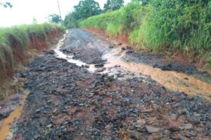 Precária, estrada do bairro do Pinhal fica intransitável após chuva em Limeira