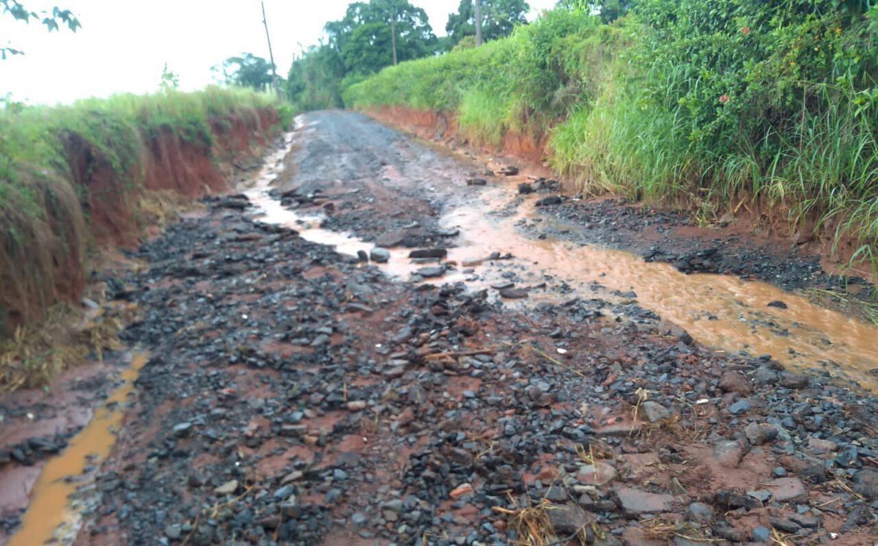 Precária, estrada do bairro do Pinhal fica intransitável após chuva em Limeira