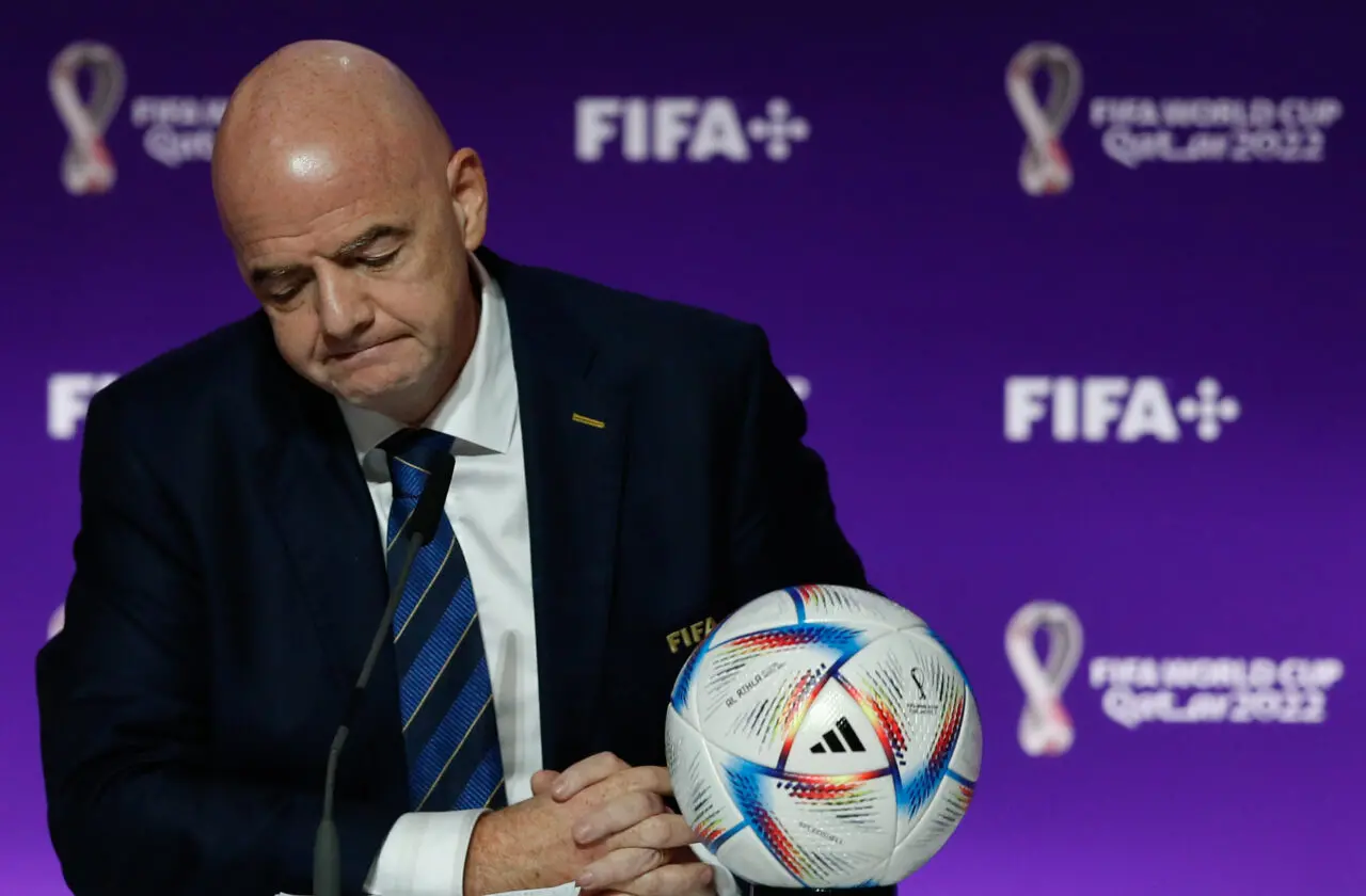 Presidente da Fifa vê hipocrisia em críticas ao Qatar e diz que fãs vão sobreviver sem cerveja