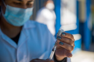 Procura aumenta e provoca falta de vacinas para maiores de 12 anos em Limeira