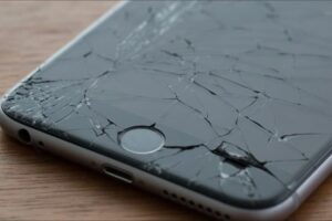 Rapaz quebra celular da namorada ao desconfiar de troca de mensagens
