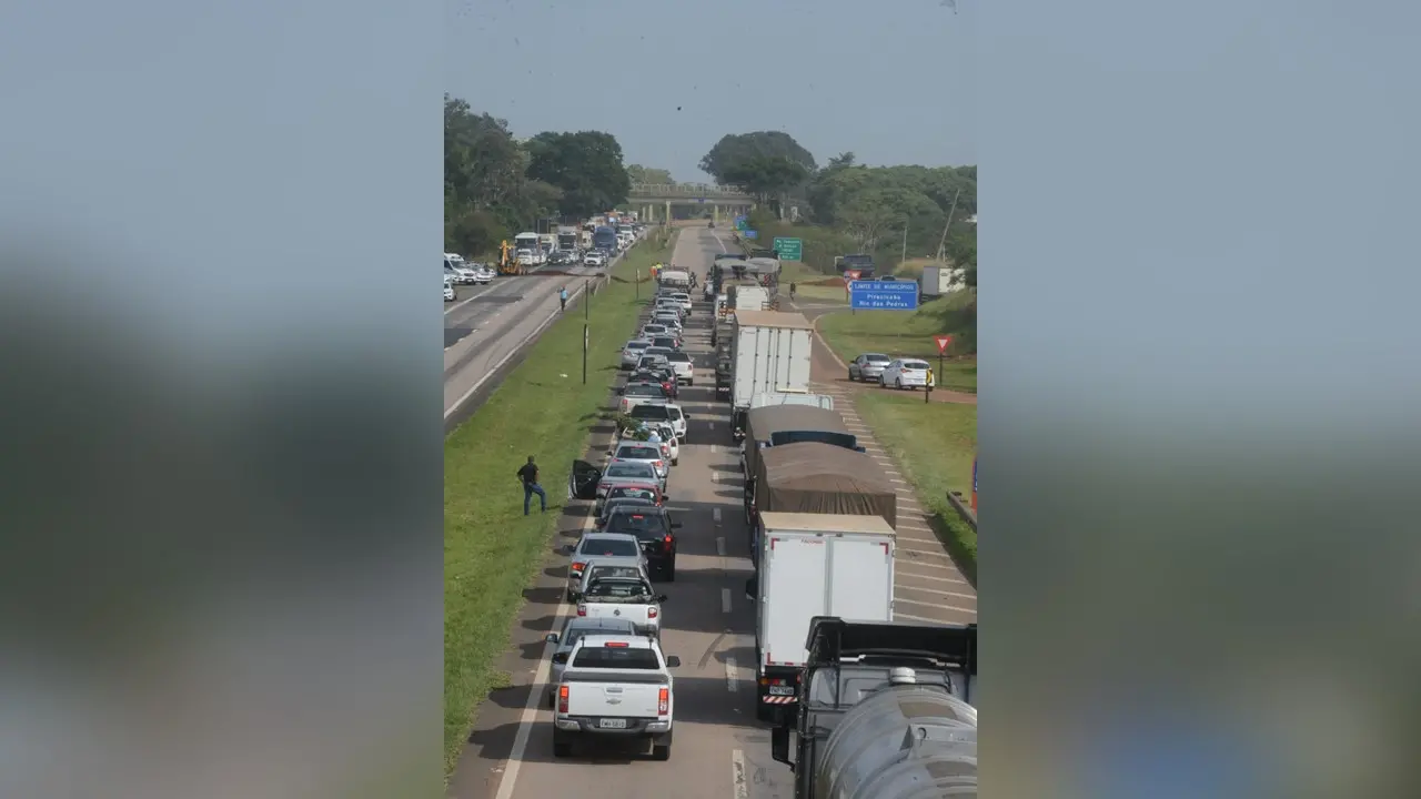 Rodovia do Açúcar é obstruída nos dois sentidos em Piracicaba