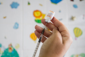 Saúde inicia distribuição de vacina contra covid para menores de 3 anos com comorbidades