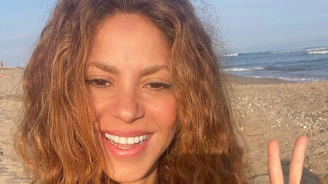 Shakira é flagrada com novo amor em praia da Espanha