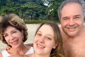 Silvia Poppovic lamenta a morte do marido, Marcello Bronstein.