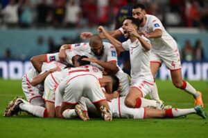 Tunísia vence a França, mas falha em sexta tentativa de avançar na Copa