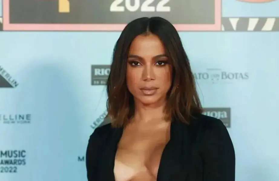 Anitta dança de biquíni transparente