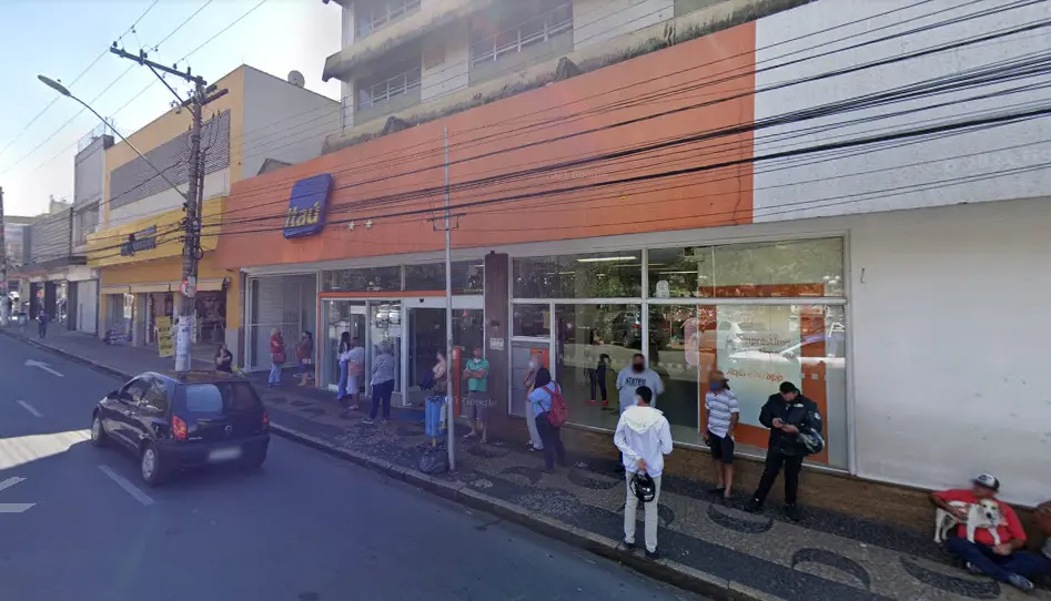Bancos fecham mais cedo