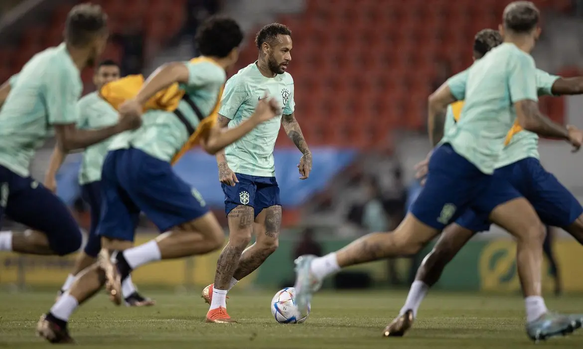 Bastidor da seleção tem bronca de Neymar, dancinha e união contra racismo