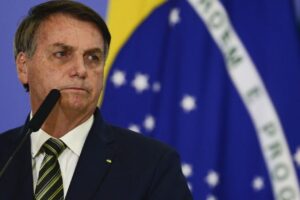 Bolsonaro chora em evento militar em Brasília