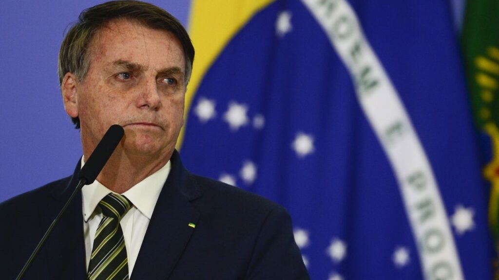 Bolsonaro chora em evento militar em Brasília