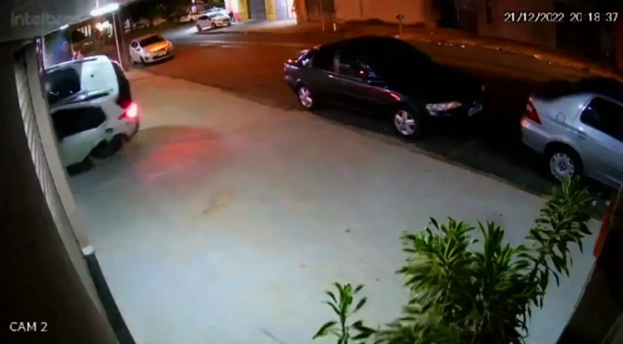 Câmera de segurança flagra momento em que carro invade loja no Pq. Novo Mundo, em Limeira
