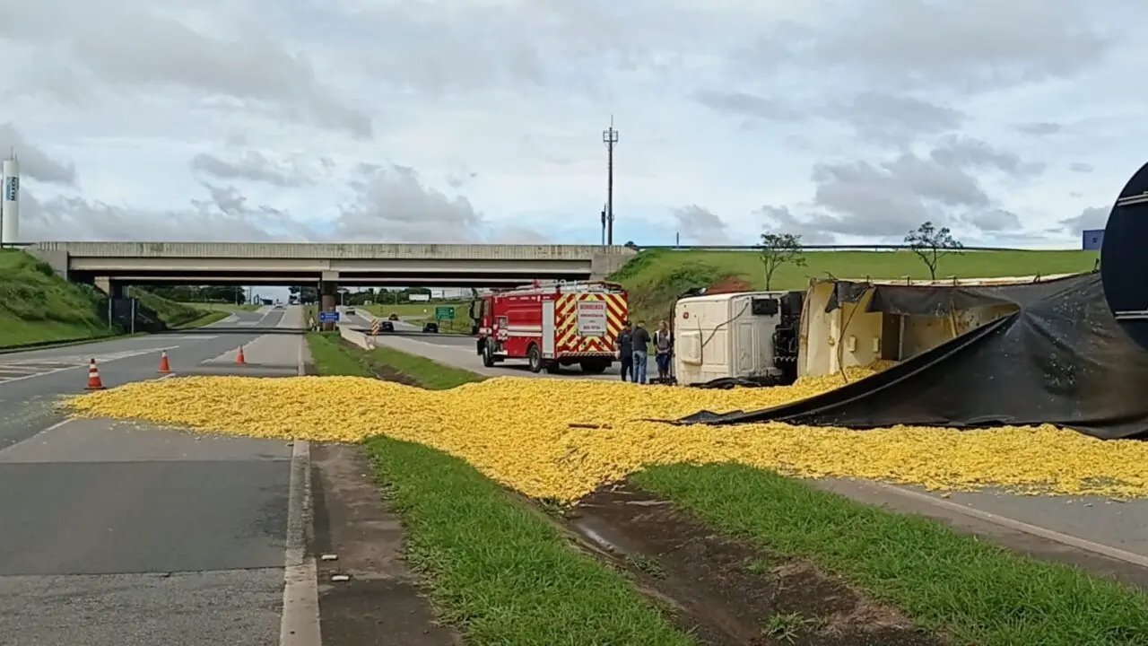 Caminhão com bagaço de laranja tomba em alça de acesso da Anhanguera, em Limeira