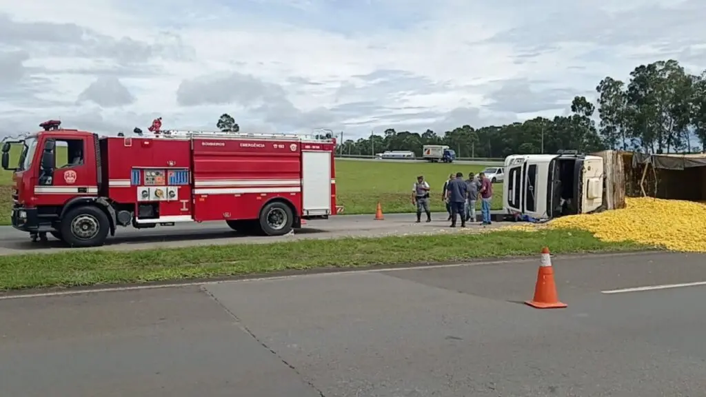 Caminhão com bagaço de laranja tomba em alça de acesso da Anhanguera, em Limeira