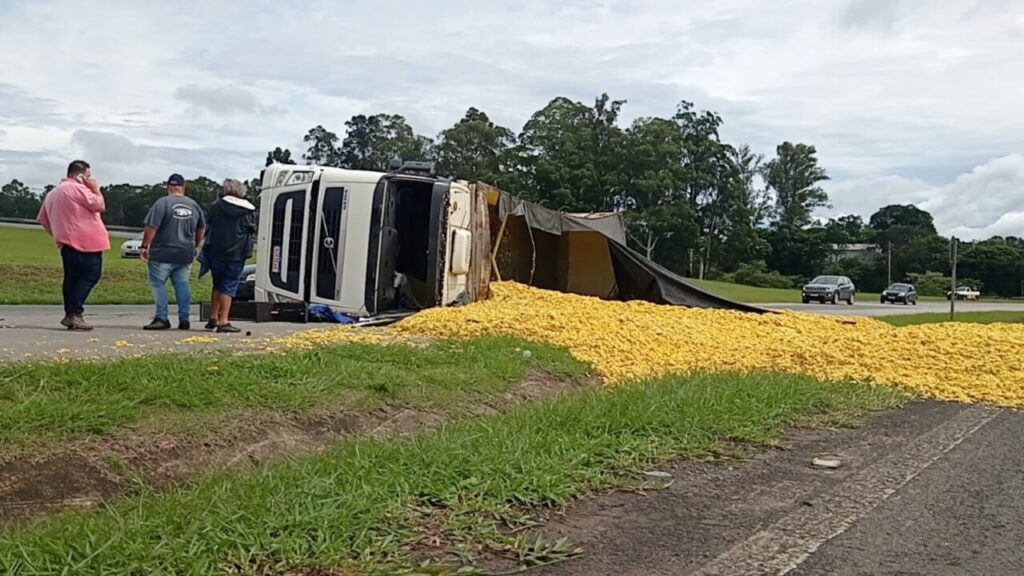 Caminhão com bagaço de laranja tomba em alça de acesso da Anhanguera, em Limeira 