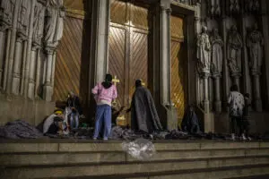 Campanha vai distribuir 2 mil refeições para moradores de rua na Sé, em SP, no Natal