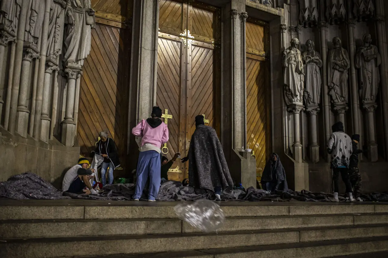Campanha vai distribuir 2 mil refeições para moradores de rua na Sé, em SP, no Natal
