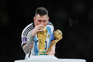 Campeão com a Argentina, Messi é eleito o melhor jogador da Copa no Catar