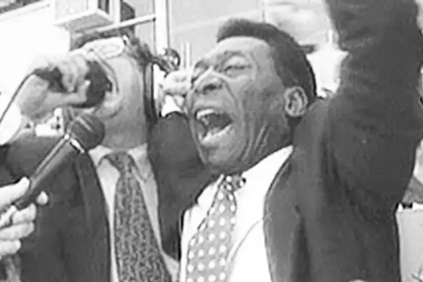 Com foto do tetra, Galvão Bueno se manifesta após morte de Pelé É eterno