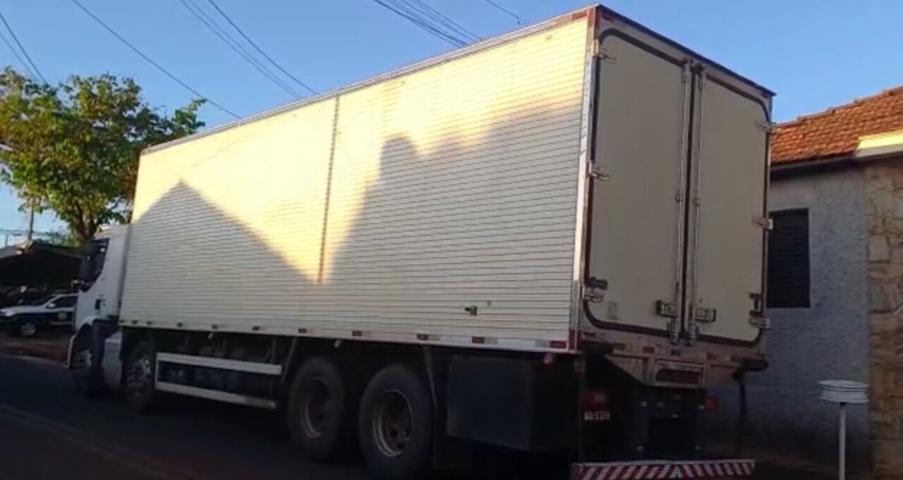 Criminosos rendem caminhoneiro e roubam carga de carne na Anhanguera, em Limeira