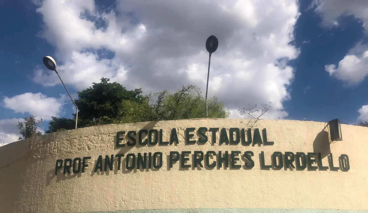 Foto mostra alunos de escola com as calças abaixadas em Limeira