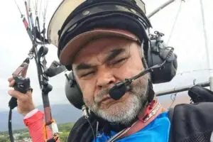 Homem morre ao cair de parapente cortado por cerol no litoral de São Paulo