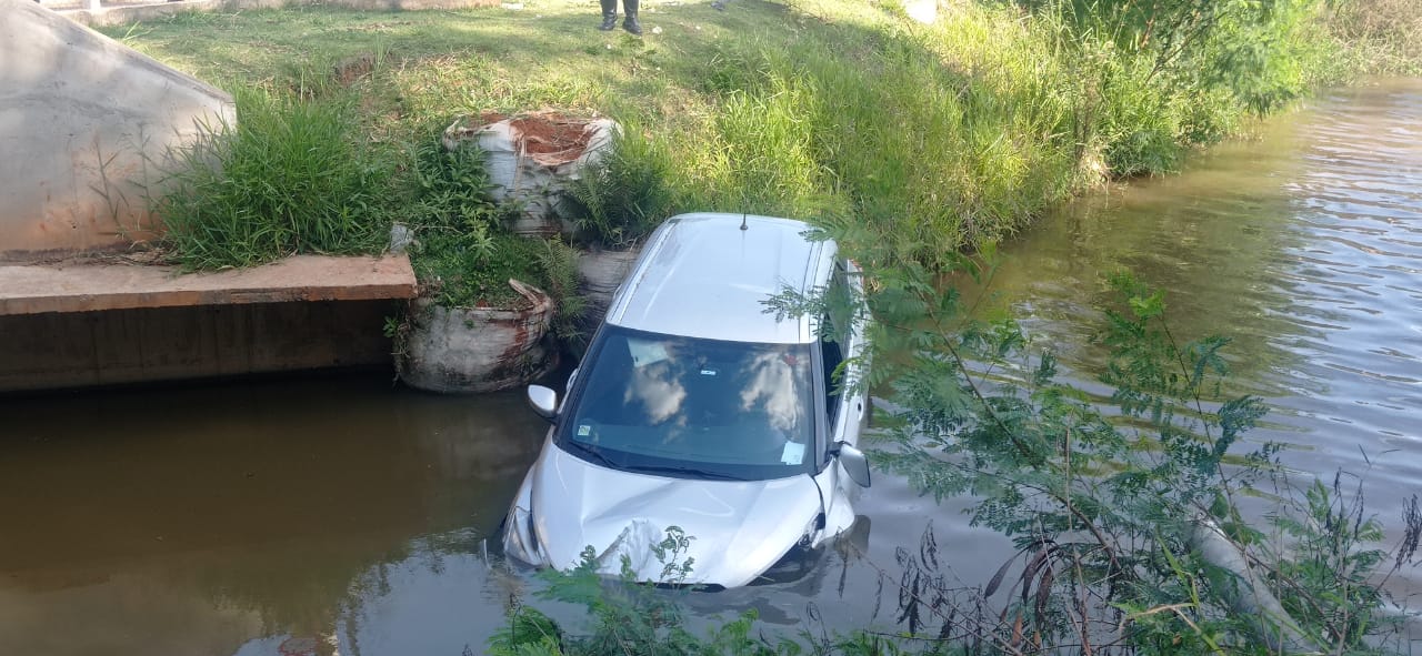 Ladrões cometem crimes próximo a Horto de Limeira; vítima reage e carro cai em lago