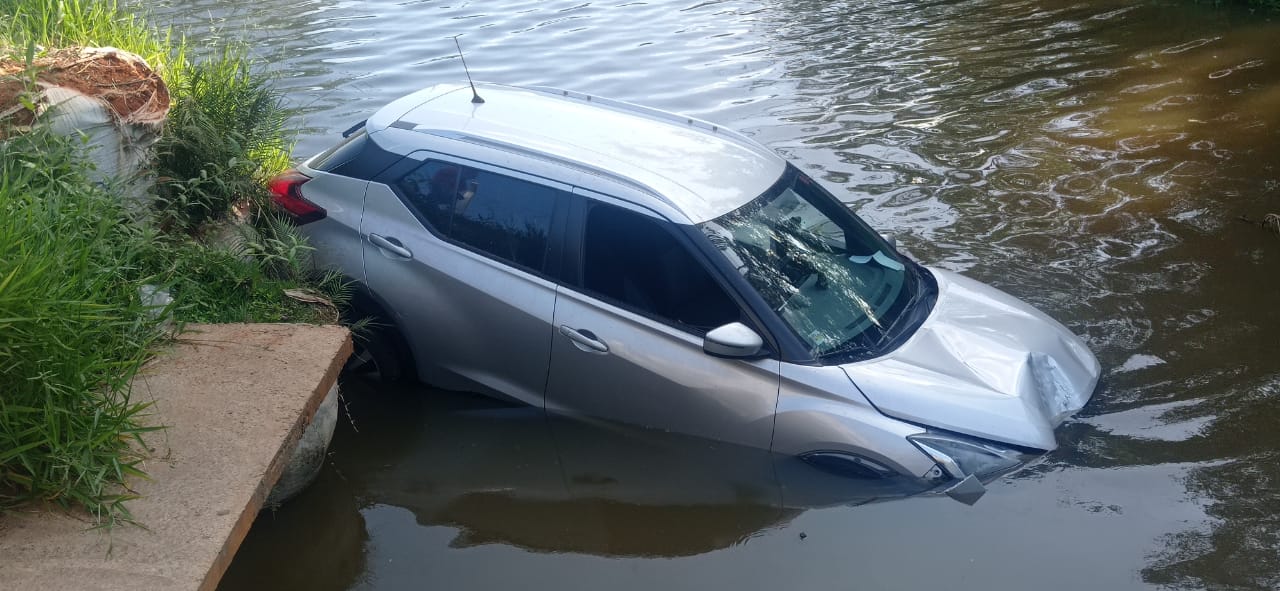 Ladrões cometem crimes próximo a Horto de Limeira; vítima reage e carro cai em lago