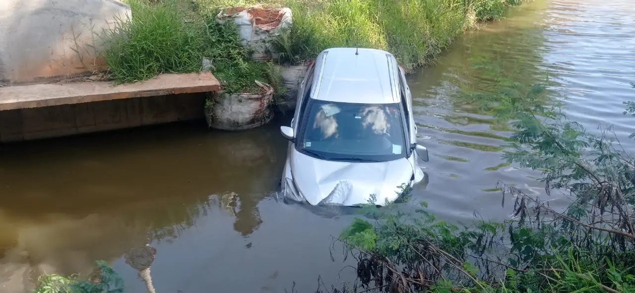 Ladrões cometem crimes próximo a Horto de Limeira; vítima reage e carro cai em lago